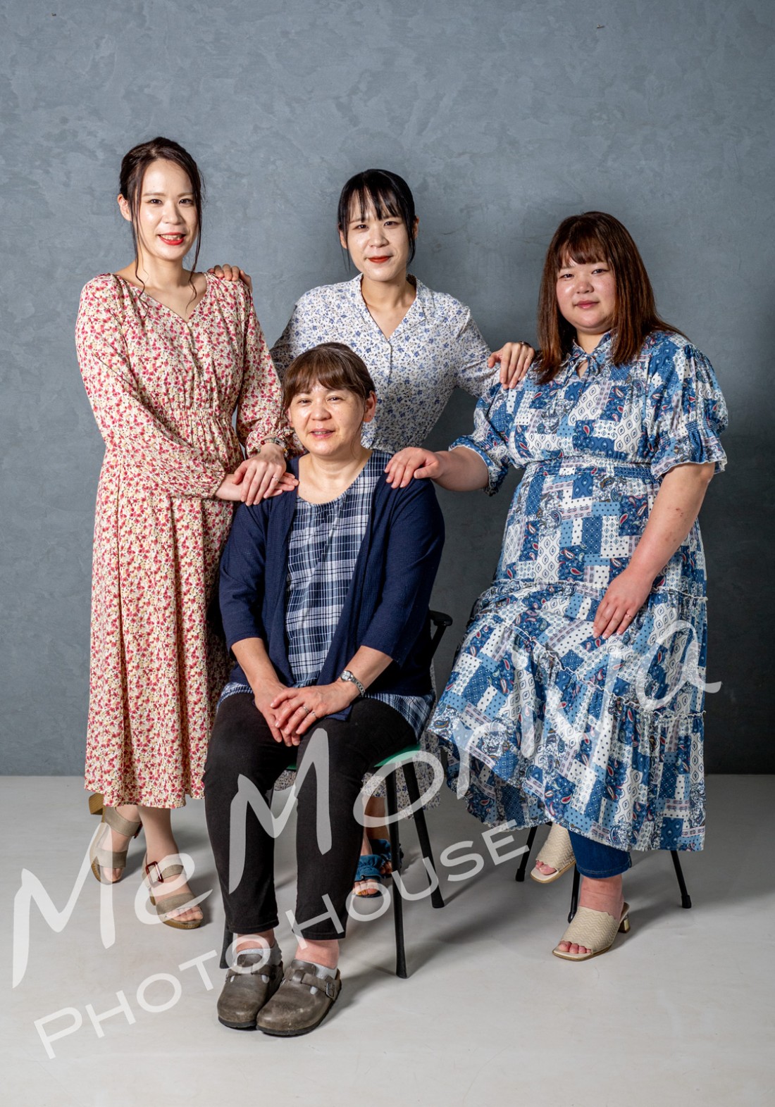 お母さまと娘3姉妹のご家族が来店されました。目的は、「指環記念日」お母さまが、お揃いの4つの指環を購入され、3つを娘たちにプレゼントされたとのことで、娘たちからお返しの記念撮影会でした。写真館って、仲の良いご家族しか来店されません。ありがたい仕事をさせていただいていると感謝しています。