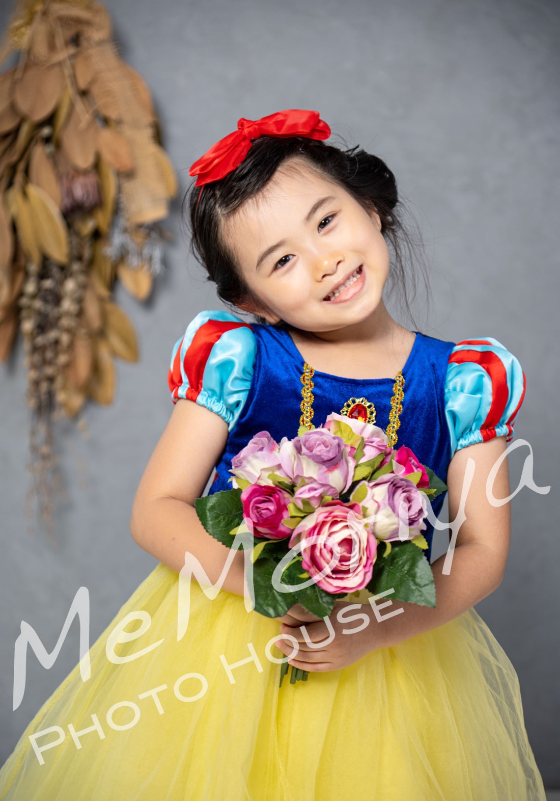 5歳の孫が、白雪姫のコスプレ衣装持参で帰省してきました。母親である私の娘は、孫がシンデレラの白い衣装を選ぶと思ってたところ、意外に白雪姫を選んだので驚いたとこのと、自我がはっきりしてきた証拠ですね。白雪姫の衣装を着た孫は、写される気が満々。当スタジオは、着せ替え衣装の在庫はありませんが、持ち込んでいただければ、喜んで撮影いたします。