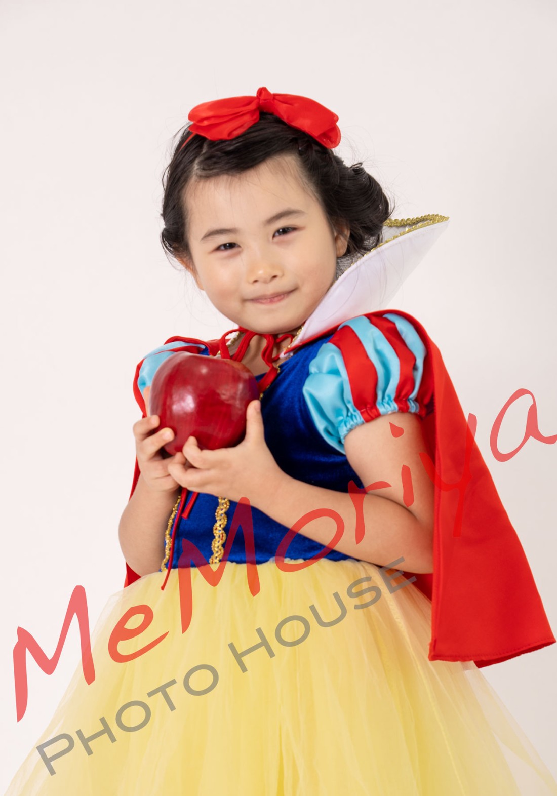 5歳の孫が、白雪姫のコスプレ衣装持参で帰省してきました。母親である私の娘は、孫がシンデレラの白い衣装を選ぶと思ってたところ、意外に白雪姫を選んだので驚いたとこのと、自我がはっきりしてきた証拠ですね。白雪姫の衣装を着た孫は、写される気が満々。当スタジオは、着せ替え衣装の在庫はありませんが、持ち込んでいただければ、喜んで撮影いたします。