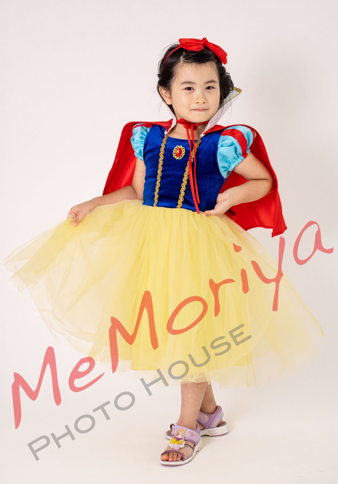 5歳の孫が、白雪姫のコスプレ衣装持参で帰省してきました。母親である私の娘は、孫がシンデレラの白い衣装を選ぶと思ってたところ、意外に白雪姫を選んだので驚いたとこのと、自我がはっきりしてきた証拠ですね。白雪姫の衣装を着た孫は、写される気が満々。当スタジオは、着せ替え衣装の在庫はありませんが、持ち込んでいただければ、喜んで撮影いたします。
