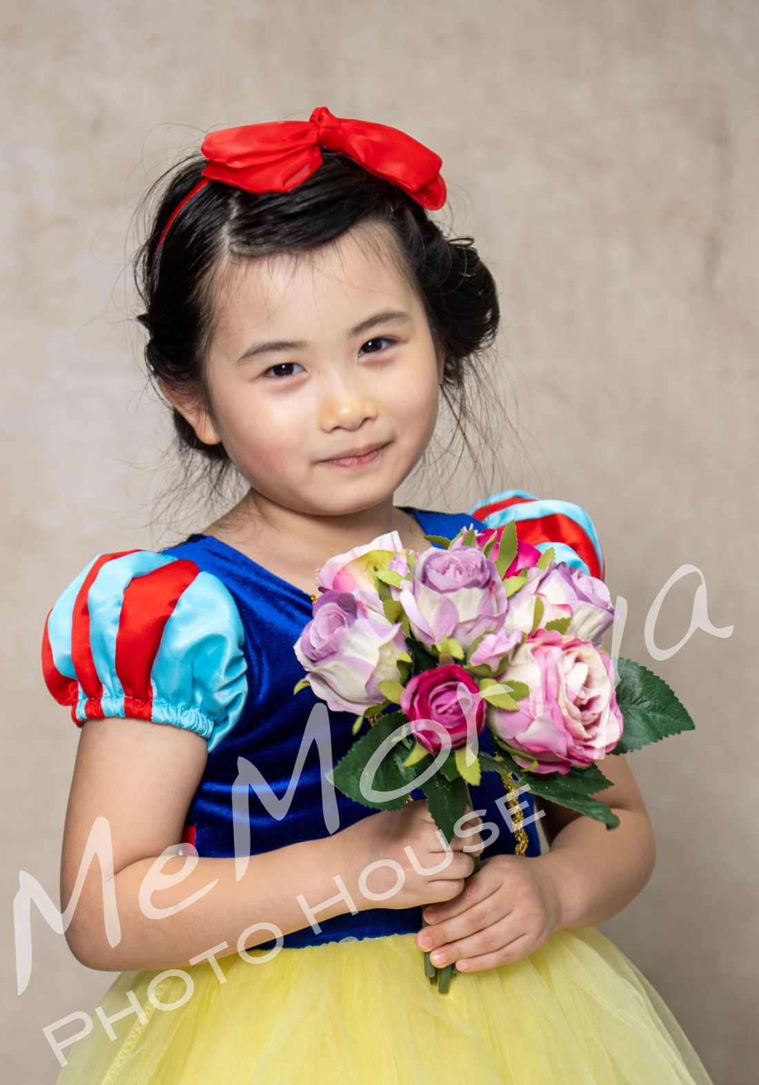 5歳の孫が、白雪姫のコスプレ衣装持参で帰省してきました。母親である私の娘は、孫がシンデレラの白い衣装を選ぶと思ってたところ、意外に白雪姫を選んだので驚いたとこのと、自我がはっきりしてきた証拠ですね。白雪姫の衣装を着た孫は、写される気が満々。当スタジオは、着せ替え衣装の在庫はありませんが、持ち込んでいただければ、喜んで撮影いたします。