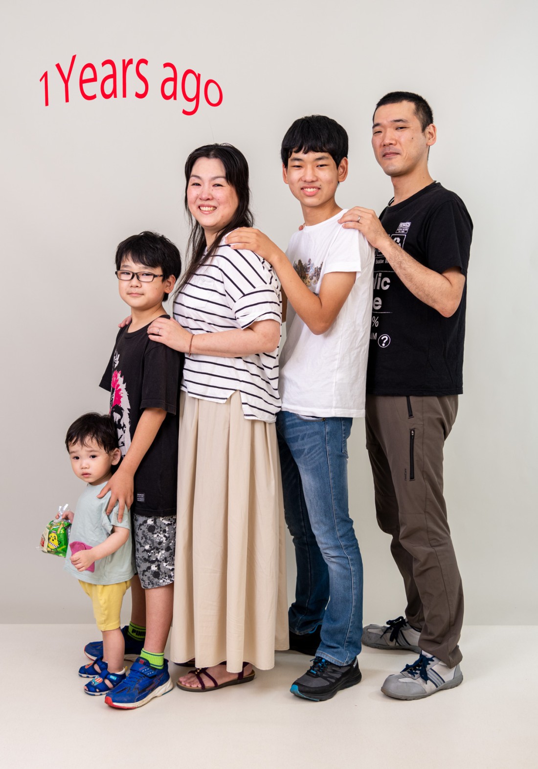 毎年6月ころに家族写真を撮影されるお客様。今年もお越しいただきました。3年前に誕生された三男さんは、今回元気な盛り。長男、次男さんは子供から大人への成長過程です。毎年撮影させていただいているため、カメラマンとの親近感も増してきたように感じます。昔は「柱の傷」で身長を記録しましたが、写真で家族の成長を記録されてはいかがでしょうか。
