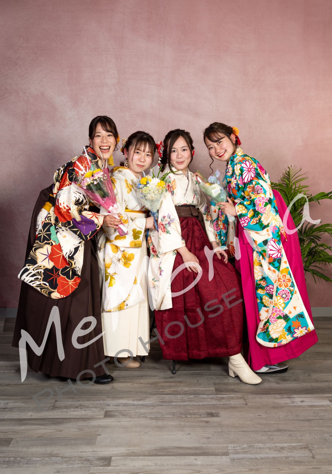 筑波大学の卒業式の後、4名の女学生が来店されました。羽織はかま姿の女性4名が揃うと華やかで圧巻です。撮影側もノリノリで、いろいろなポーズをお願いすると期待以上のポージングで返してくれます。最後は、悪女のポーズをお願いすると、悪女になってくれました（白黒画像）4名とも、さらに大学院に進まれるとのこと。頑張ってください。