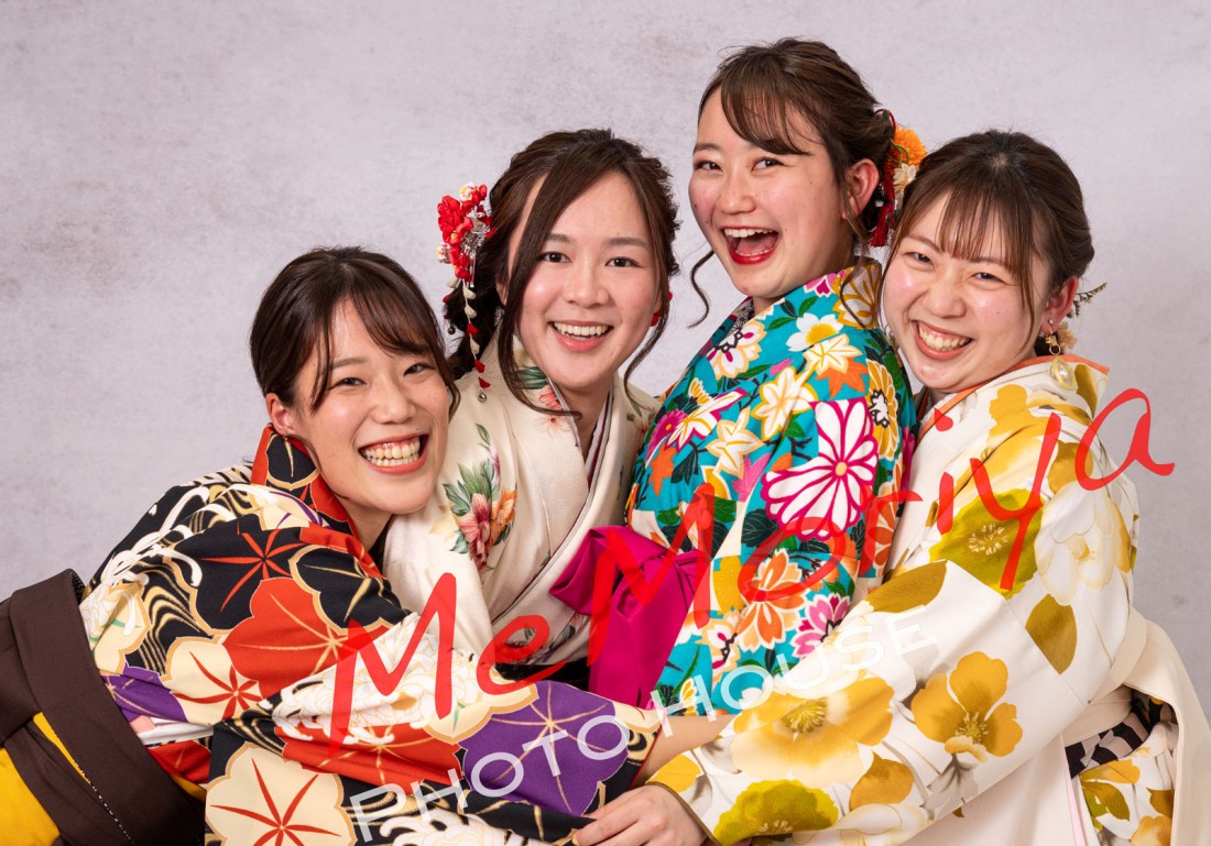 筑波大学の卒業式の後、4名の女学生が来店されました。羽織はかま姿の女性4名が揃うと華やかで圧巻です。撮影側もノリノリで、いろいろなポーズをお願いすると期待以上のポージングで返してくれます。最後は、悪女のポーズをお願いすると、悪女になってくれました（白黒画像）4名とも、さらに大学院に進まれるとのこと。頑張ってください。