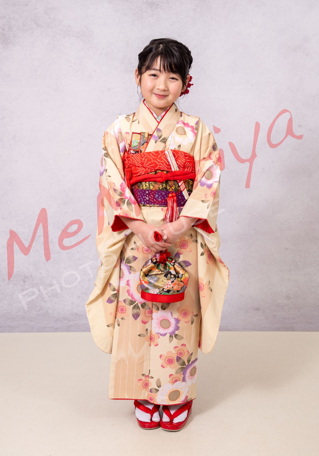 七五三の撮影に、7歳の少女と5歳の少年が来店されました。スタジオで撮影した後、近くの公園の桜と、守谷市の利根川堤防の菜の花畑での屋外撮影でした。広大な菜の花畑と青空という素晴らしい自然の中での撮影会でした。