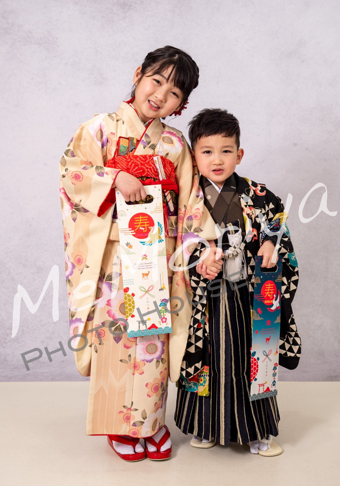 七五三の撮影に、7歳の少女と5歳の少年が来店されました。スタジオで撮影した後、近くの公園の桜と、守谷市の利根川堤防の菜の花畑での屋外撮影でした。広大な菜の花畑と青空という素晴らしい自然の中での撮影会でした。
