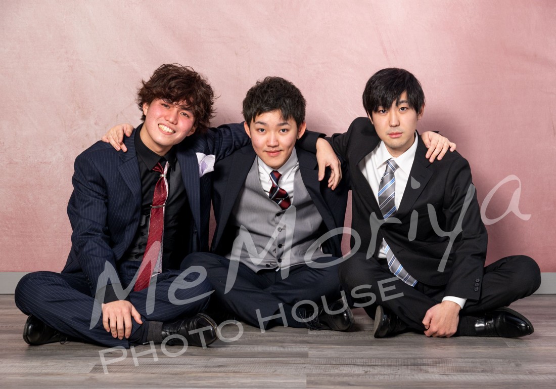 新成人の男性3人が来店されました。中学時代の仲間なのだそうです。成人の記念に写真館で撮影とは良いアイデアです。せっかくなのでインパクトのある写真をいうこちらの思いを汲んで、なかなかかっこよいポージングを決めてくれました。何年か後に、また3人でお越しください。