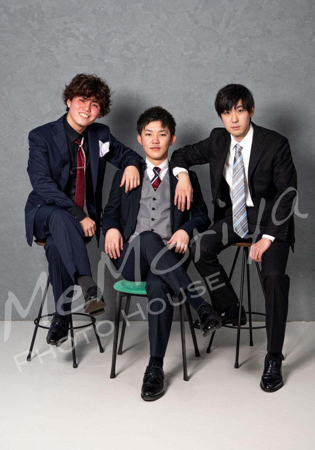 新成人の男性3人が来店されました。中学時代の仲間なのだそうです。成人の記念に写真館で撮影とは良いアイデアです。せっかくなのでインパクトのある写真をいうこちらの思いを汲んで、なかなかかっこよいポージングを決めてくれました。何年か後に、また3人でお越しください。