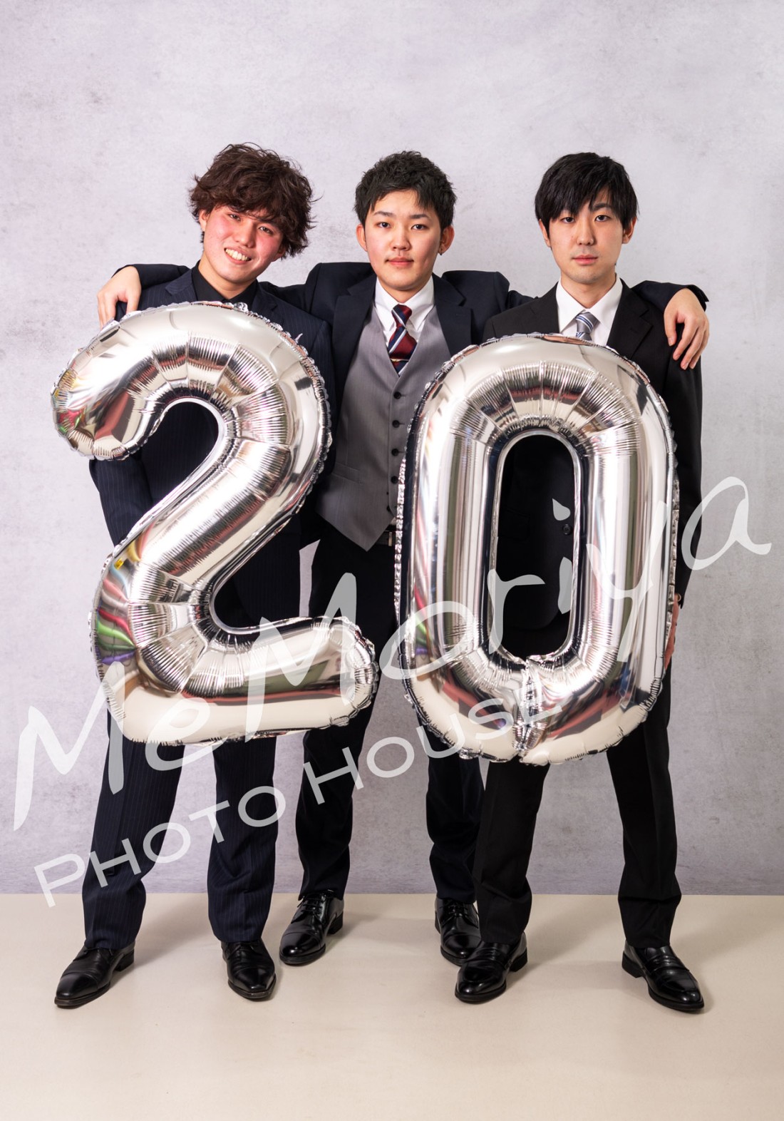 新成人の男性3人が来店されました。中学時代の仲間なのだそうです。成人の記念に写真館で撮影とは良いアイデアです。せっかくなのでインパクトのある写真をいうこちらの思いを汲んで、なかなかかっこよいポージングを決めてくれました。何年か後に、また3人でお越しください。