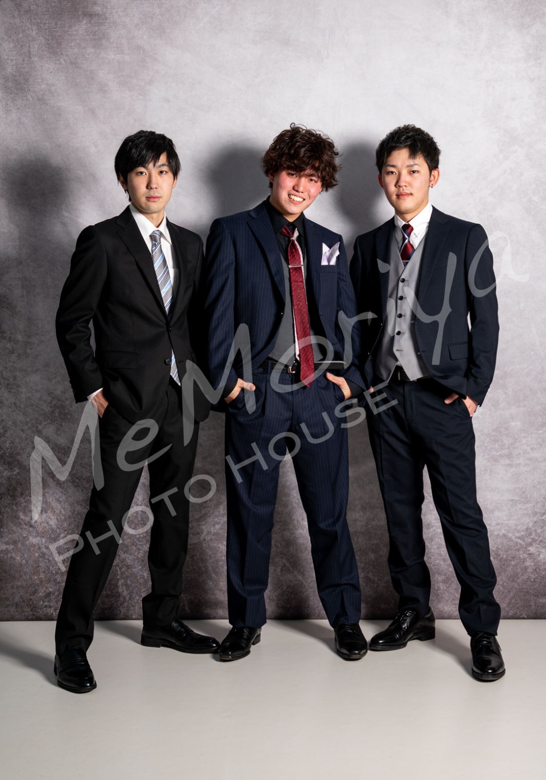 新成人の男性3人が来店されました。中学時代の仲間なのだそうです。成人の記念に写真館で撮影とは良いアイデアです。せっかくなのでインパクトのある写真をいうこちらの思いを汲んで、なかなかかっこよいポージングを決めてくれました。何年か後に、また3人でお越しください。