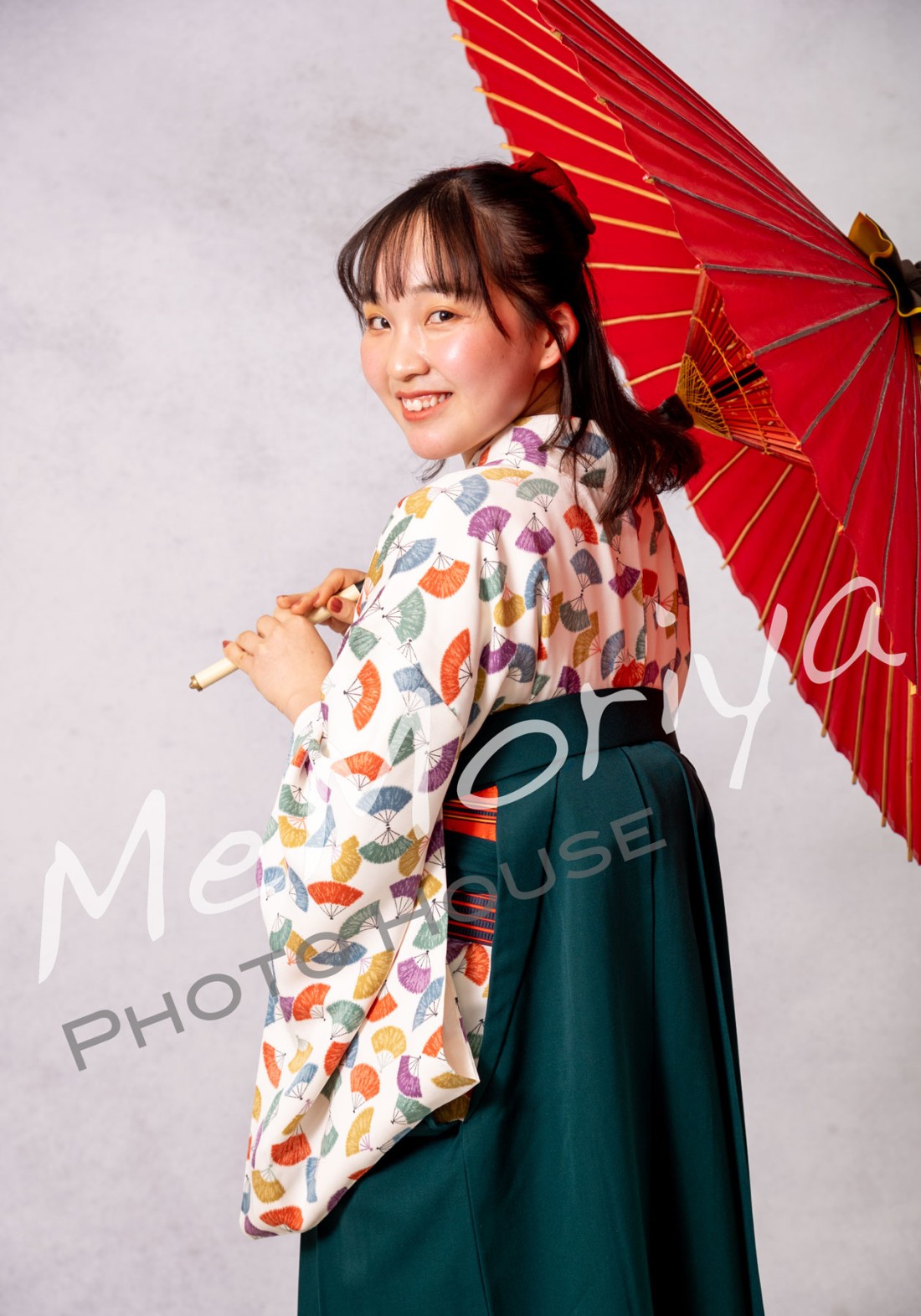 笑顔が素敵な女性の袴姿の撮影をさせていただきました。お母さまが着用された衣装とのことでしたが、新品のようにきれいで大事に保管されていたようでした。3月は卒業式の季節です。ご希望日に撮影するために早めのご予約をお願いいたします。卒業証書もご持参ください。