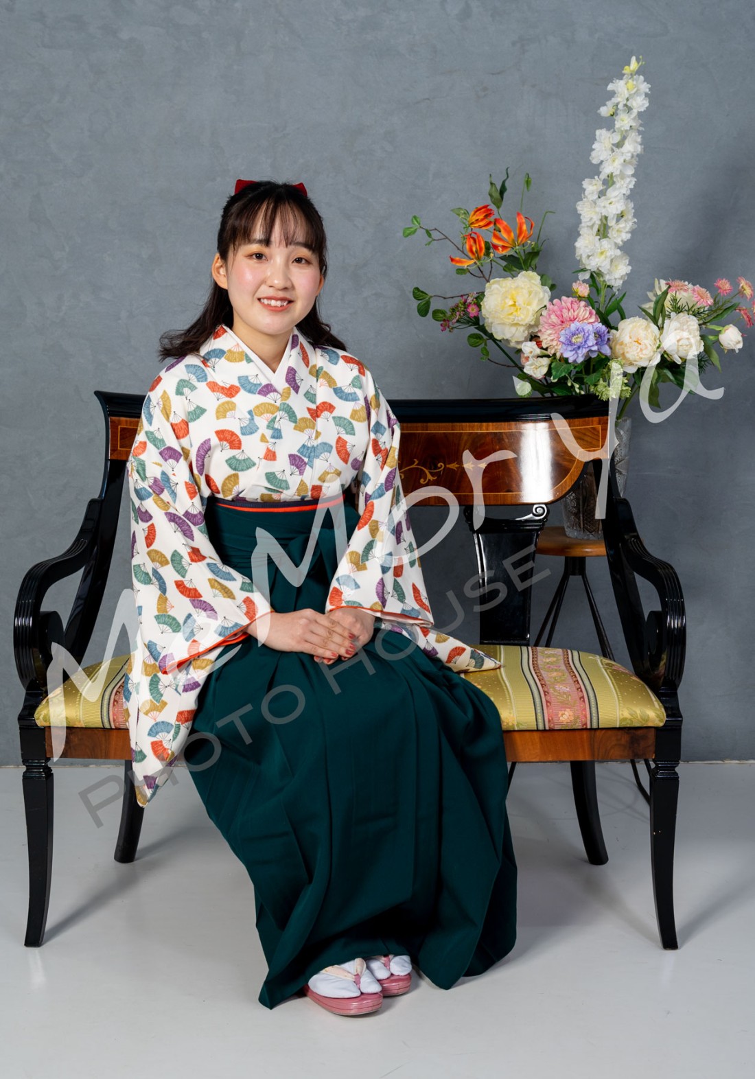 笑顔が素敵な女性の袴姿の撮影をさせていただきました。お母さまが着用された衣装とのことでしたが、新品のようにきれいで大事に保管されていたようでした。3月は卒業式の季節です。ご希望日に撮影するために早めのご予約をお願いいたします。卒業証書もご持参ください。