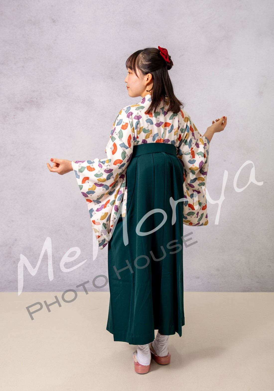 笑顔が素敵な女性の袴姿の撮影をさせていただきました。お母さまが着用された衣装とのことでしたが、新品のようにきれいで大事に保管されていたようでした。3月は卒業式の季節です。ご希望日に撮影するために早めのご予約をお願いいたします。卒業証書もご持参ください。
