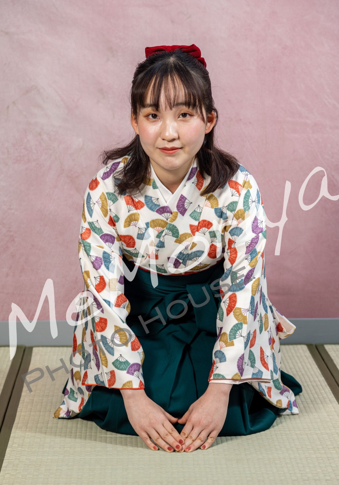 笑顔が素敵な女性の袴姿の撮影をさせていただきました。お母さまが着用された衣装とのことでしたが、新品のようにきれいで大事に保管されていたようでした。3月は卒業式の季節です。ご希望日に撮影するために早めのご予約をお願いいたします。卒業証書もご持参ください。