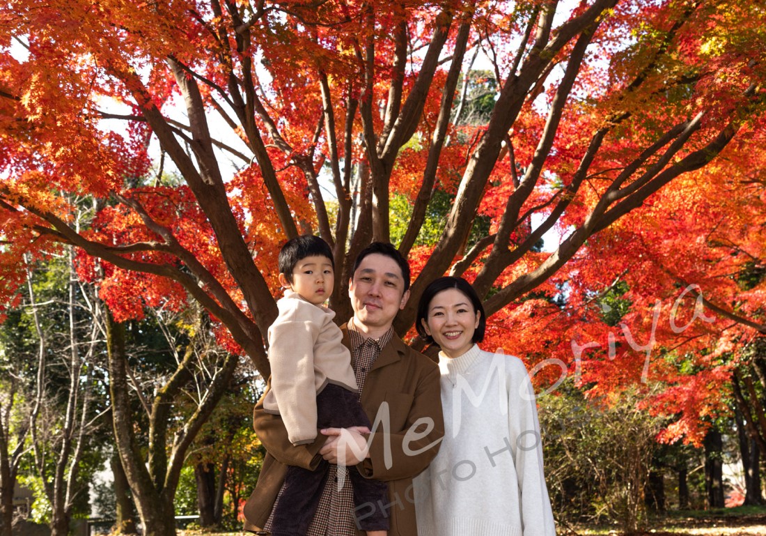 年賀状用の写真撮影にリピートのご家族が来店されました。4歳の男の子はマスク姿が可愛かったので撮影しました。撮影後に奥様から、「子供も写真撮影がとても楽しかったようで、家でも今日は楽しかった🎶と言っていました。」とのメールをいただきました。うれしい便りです。