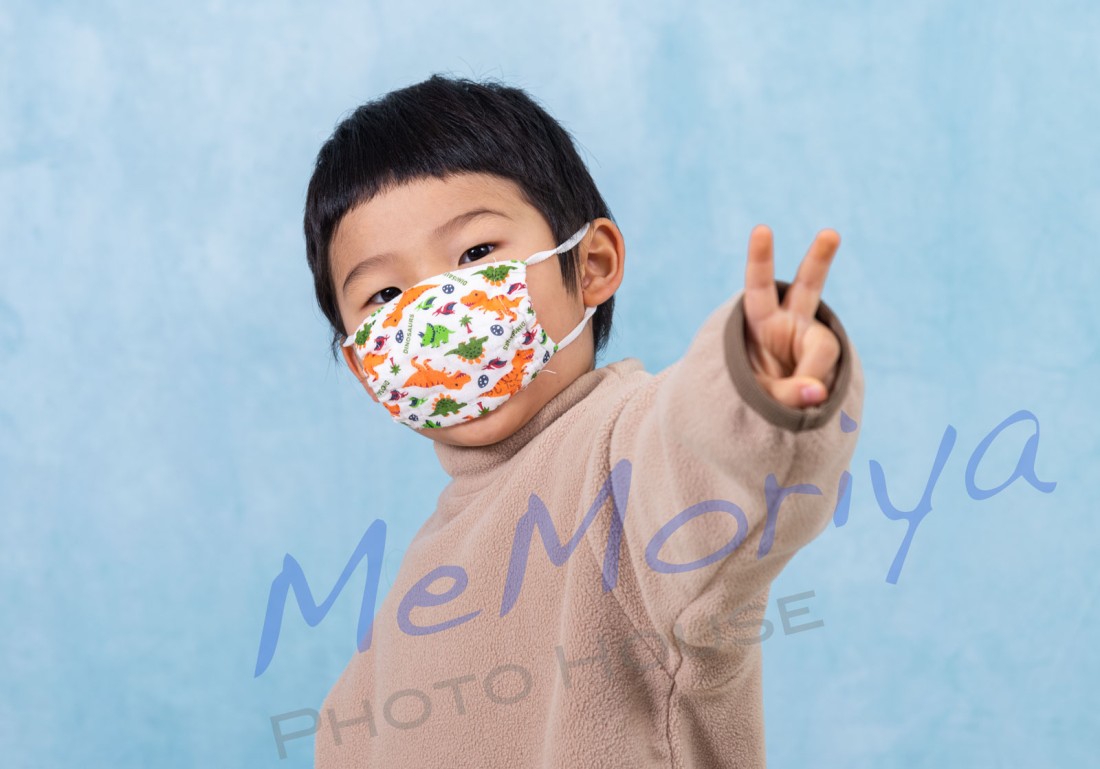 年賀状用の写真撮影にリピートのご家族が来店されました。4歳の男の子はマスク姿が可愛かったので撮影しました。撮影後に奥様から、「子供も写真撮影がとても楽しかったようで、家でも今日は楽しかった🎶と言っていました。」とのメールをいただきました。うれしい便りです。