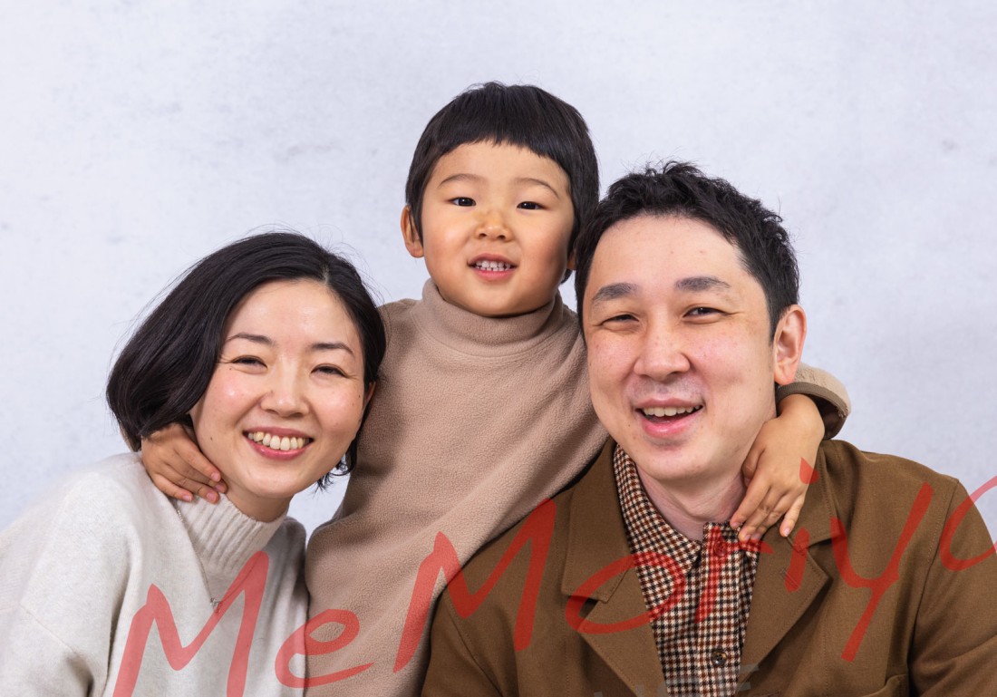 年賀状用の写真撮影にリピートのご家族が来店されました。4歳の男の子はマスク姿が可愛かったので撮影しました。撮影後に奥様から、「子供も写真撮影がとても楽しかったようで、家でも今日は楽しかった🎶と言っていました。」とのメールをいただきました。うれしい便りです。