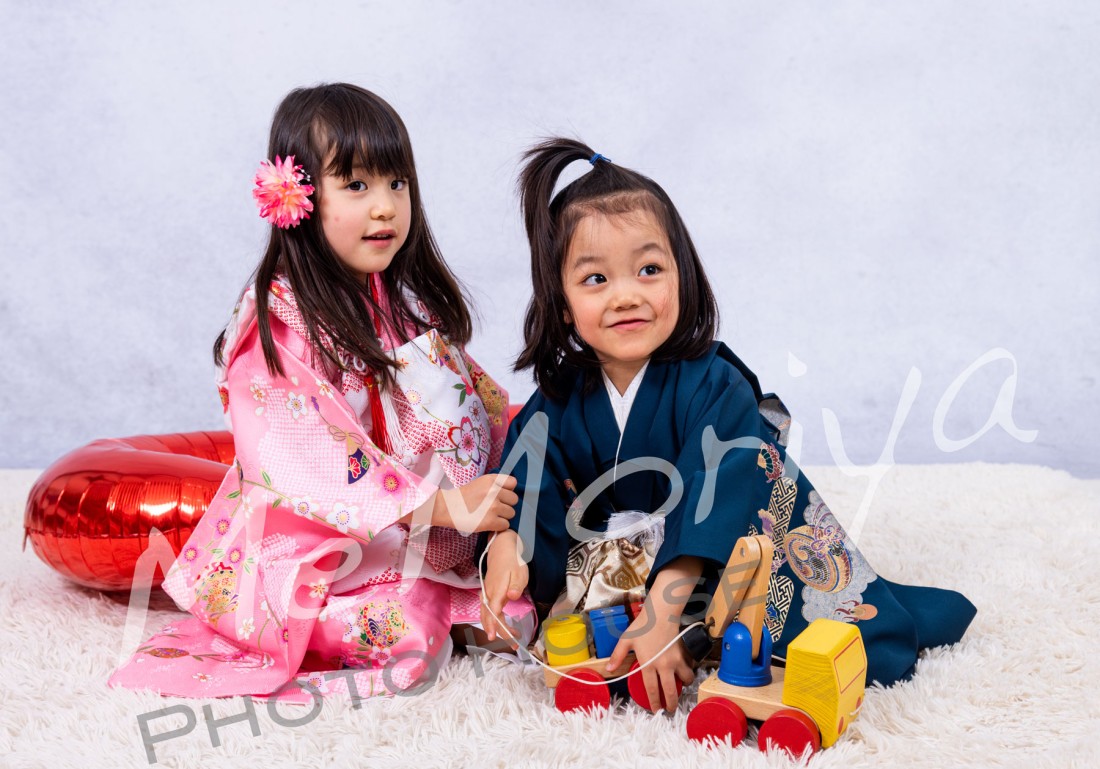 双子の姉弟が3歳の七五三の撮影に来店されました。3年前に生まれて間もないころに撮影にお越しいただきましたが、大きくなっても見覚えのある顔です。二人ともとても陽気で、楽しく撮影しているうちに瞬く間に時間が過ぎてしまいました。どのような大人に成長してゆくのか楽しみです。