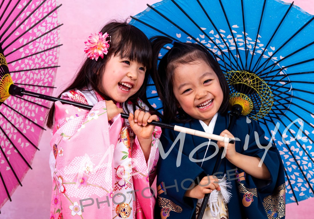双子の姉弟が3歳の七五三の撮影に来店されました。3年前に生まれて間もないころに撮影にお越しいただきましたが、大きくなっても見覚えのある顔です。二人ともとても陽気で、楽しく撮影しているうちに瞬く間に時間が過ぎてしまいました。どのような大人に成長してゆくのか楽しみです。
