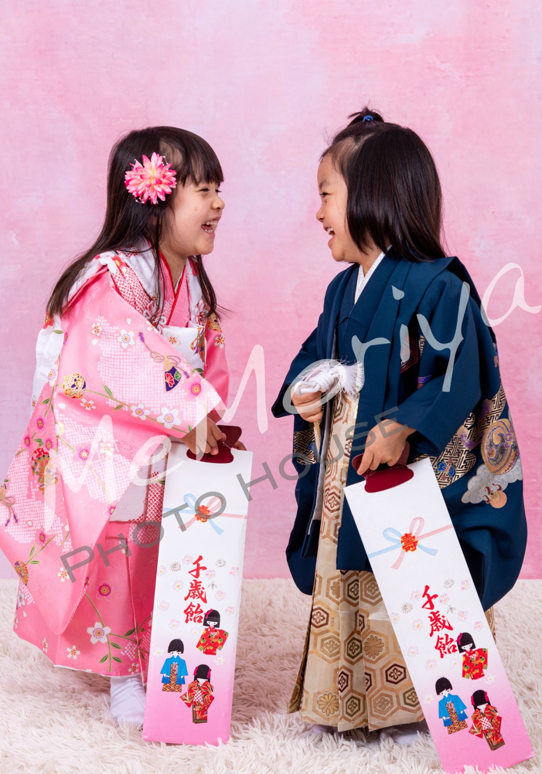 双子の姉弟が3歳の七五三の撮影に来店されました。3年前に生まれて間もないころに撮影にお越しいただきましたが、大きくなっても見覚えのある顔です。二人ともとても陽気で、楽しく撮影しているうちに瞬く間に時間が過ぎてしまいました。どのような大人に成長してゆくのか楽しみです。