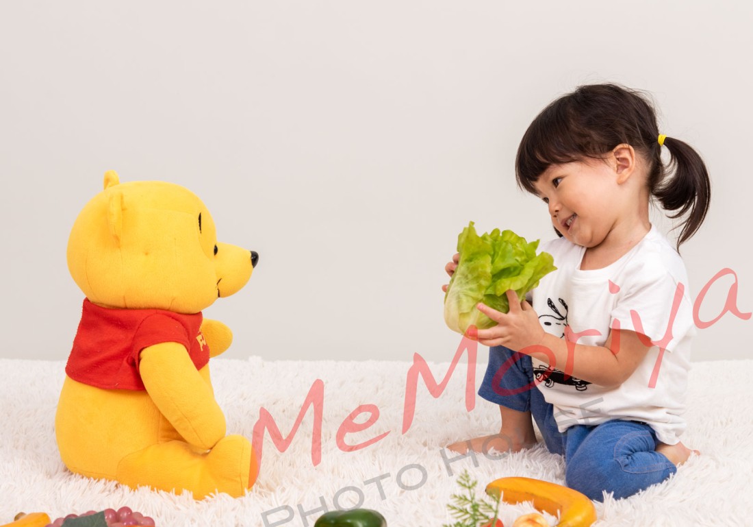 2歳の誕生日の記念撮影に可愛い女の子が来店されました。良い子で撮影させてくれるかと心配されるパパ、ママでしたが終始ごきげん。スタジオ＋公園プランで撮影させていただきました。お嬢様の成長の記録に、またのお越しをお待ちしています。