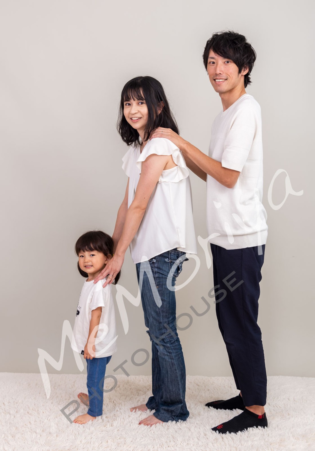 2歳の誕生日の記念撮影に可愛い女の子が来店されました。良い子で撮影させてくれるかと心配されるパパ、ママでしたが終始ごきげん。スタジオ＋公園プランで撮影させていただきました。お嬢様の成長の記録に、またのお越しをお待ちしています。