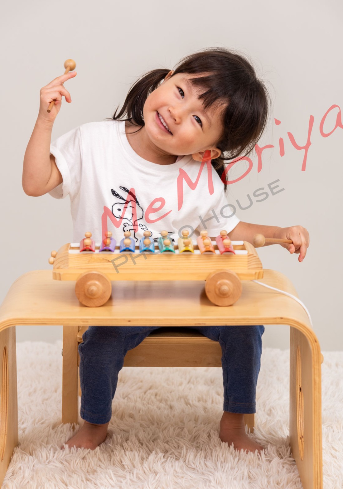 2歳の誕生日の記念撮影に可愛い女の子が来店されました。良い子で撮影させてくれるかと心配されるパパ、ママでしたが終始ごきげん。スタジオ＋公園プランで撮影させていただきました。お嬢様の成長の記録に、またのお越しをお待ちしています。