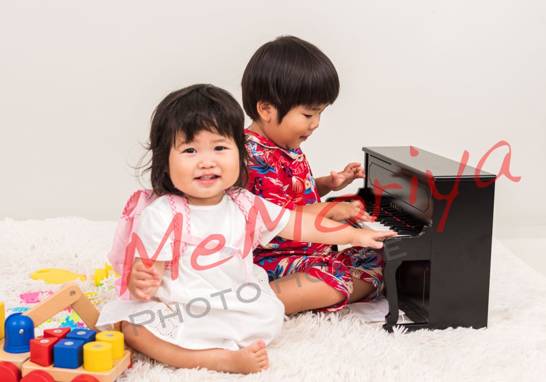 常連のご家族が来店されました。長男（3歳）の下に、長女（1歳）が誕生され、今回は長女メインの撮影でした。初めて来店されたとき、とても明るく楽しいご夫婦で、当時1歳の長男に奥様手作りの赤褌（あかふん）を着せてケーキスマッシュを撮影しました。今回も前回同様、撮影の小道具（おもちゃのピアノ等）も持参され楽しくにぎやかな撮影になりました。いつもご利用いただきありがとうございます。
