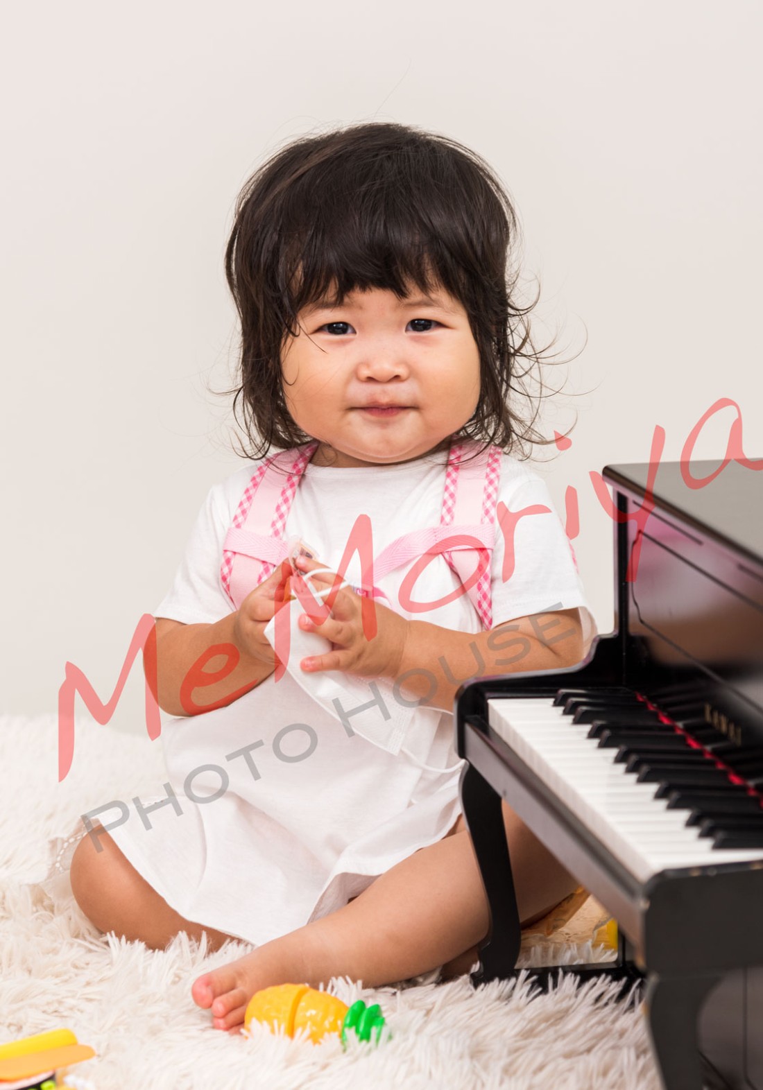 常連のご家族が来店されました。長男（3歳）の下に、長女（1歳）が誕生され、今回は長女メインの撮影でした。初めて来店されたとき、とても明るく楽しいご夫婦で、当時1歳の長男に奥様手作りの赤褌（あかふん）を着せてケーキスマッシュを撮影しました。今回も前回同様、撮影の小道具（おもちゃのピアノ等）も持参され楽しくにぎやかな撮影になりました。いつもご利用いただきありがとうございます。