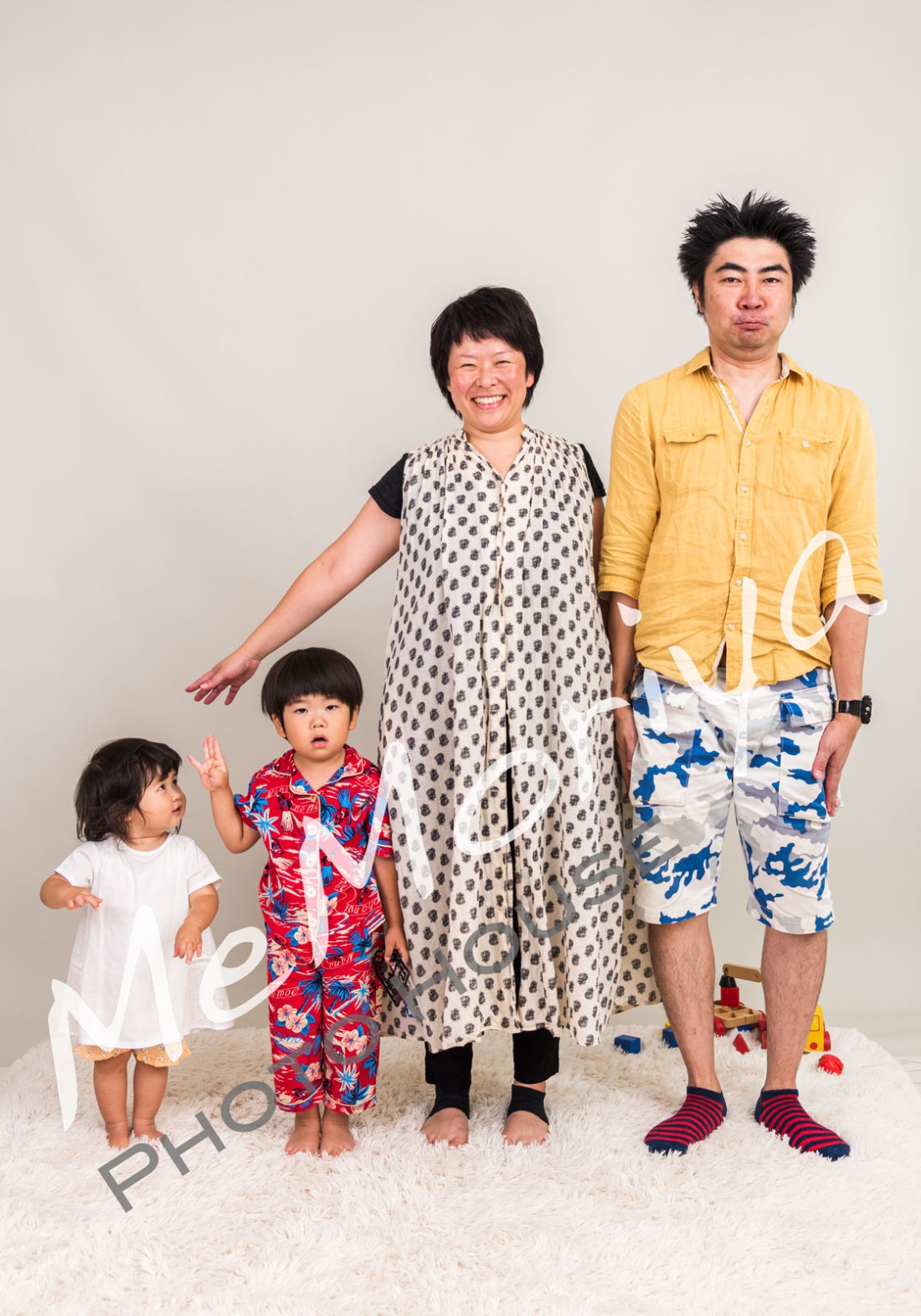 常連のご家族が来店されました。長男（3歳）の下に、長女（1歳）が誕生され、今回は長女メインの撮影でした。初めて来店されたとき、とても明るく楽しいご夫婦で、当時1歳の長男に奥様手作りの赤褌（あかふん）を着せてケーキスマッシュを撮影しました。今回も前回同様、撮影の小道具（おもちゃのピアノ等）も持参され楽しくにぎやかな撮影になりました。いつもご利用いただきありがとうございます。