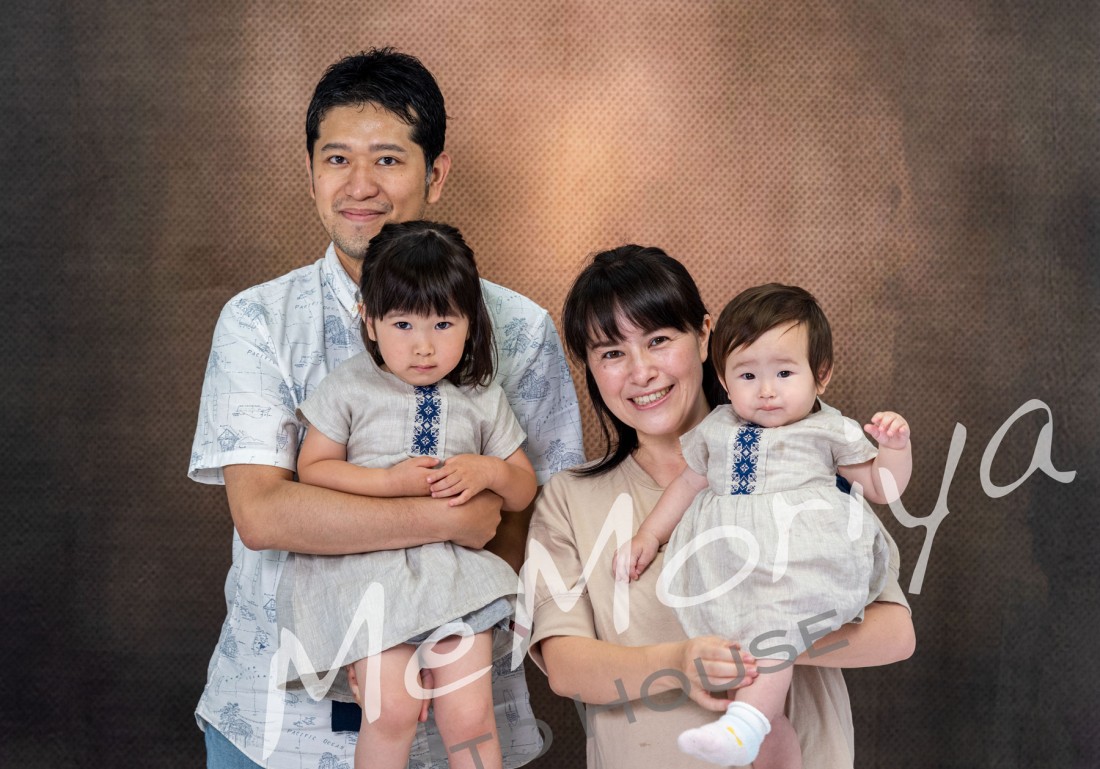お子様の記念日に何度も撮影にお越しいただいているご家族です。今回は、3歳のお嬢様の成長記録。スタジオ近くの森林公園とスタジオで撮影させていただきました。ブランコも平気。タンポポの綿毛は前日の雨でしけって、ふぅふぅと吹いても上手く飛びませんでした。