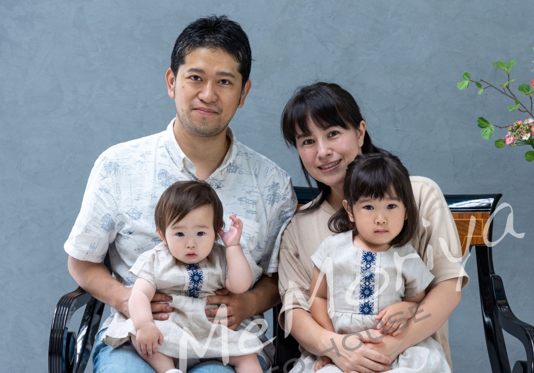 お子様の記念日に何度も撮影にお越しいただいているご家族です。今回は、3歳のお嬢様の成長記録。スタジオ近くの森林公園とスタジオで撮影させていただきました。ブランコも平気。タンポポの綿毛は前日の雨でしけって、ふぅふぅと吹いても上手く飛びませんでした。