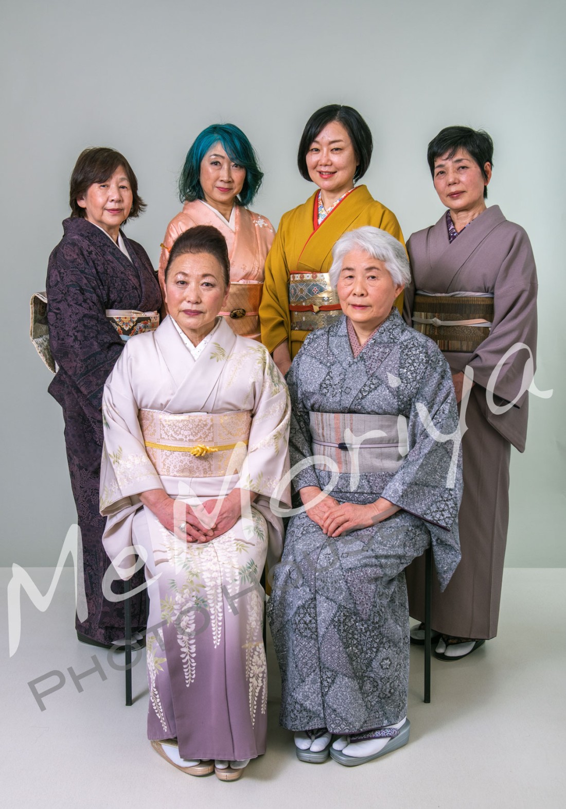 成人式や七五三で着付けをお願いしている先生のグループの皆さんがスタジオにお越しになりました。和服って凄いです。公園の早咲きの河津桜にも負けない華やかさ。最後の一枚は、背筋を伸ばさず、悪女になったつもりでとポージングをリクエストしたのですが、バッチリ決めていただけました。
