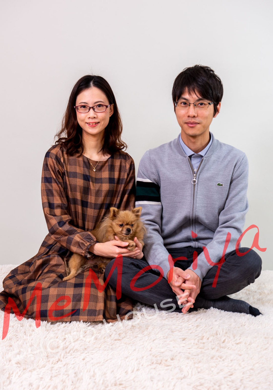愛犬との撮影をご希望の若夫婦が来店されました。小さなポメラニアンですが、お話を伺うと、脳の病気で目が見えないとわかりながら引き取り、家族として育てているとのことでした。いつまで生きられるかわからないので、今のうちに記念撮影をというご意向でした。スタジオ撮影の後、森林公園に行きましたが、いままでぐったりしていたのに、落ち葉の中で元気に動き回り若夫婦も驚きでした。
