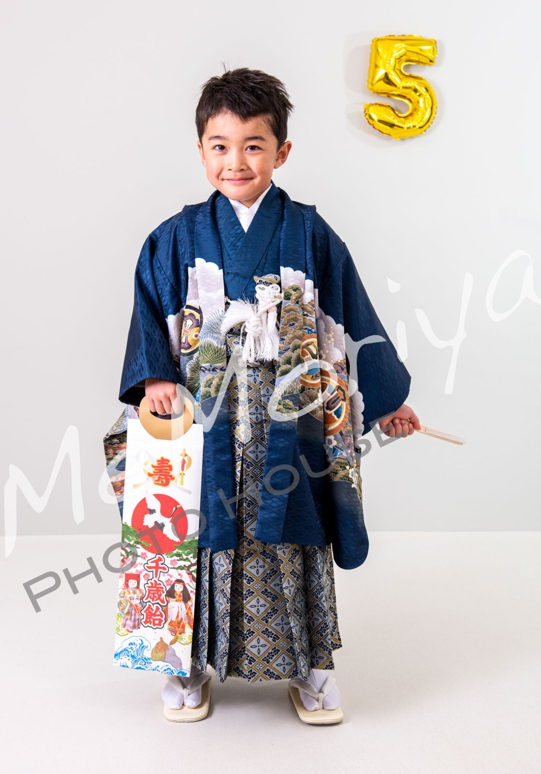 5歳といえば幼稚園か保育園。普段着を着ていると幼く感じますが、祝いの衣装を着ると、大人顔負けの素敵な「男」になります。今年のブームは「鬼滅の刃」。今回のお客様も、「壱の型　水面切り」のポーズを決めてくださいました。カッコいい。.