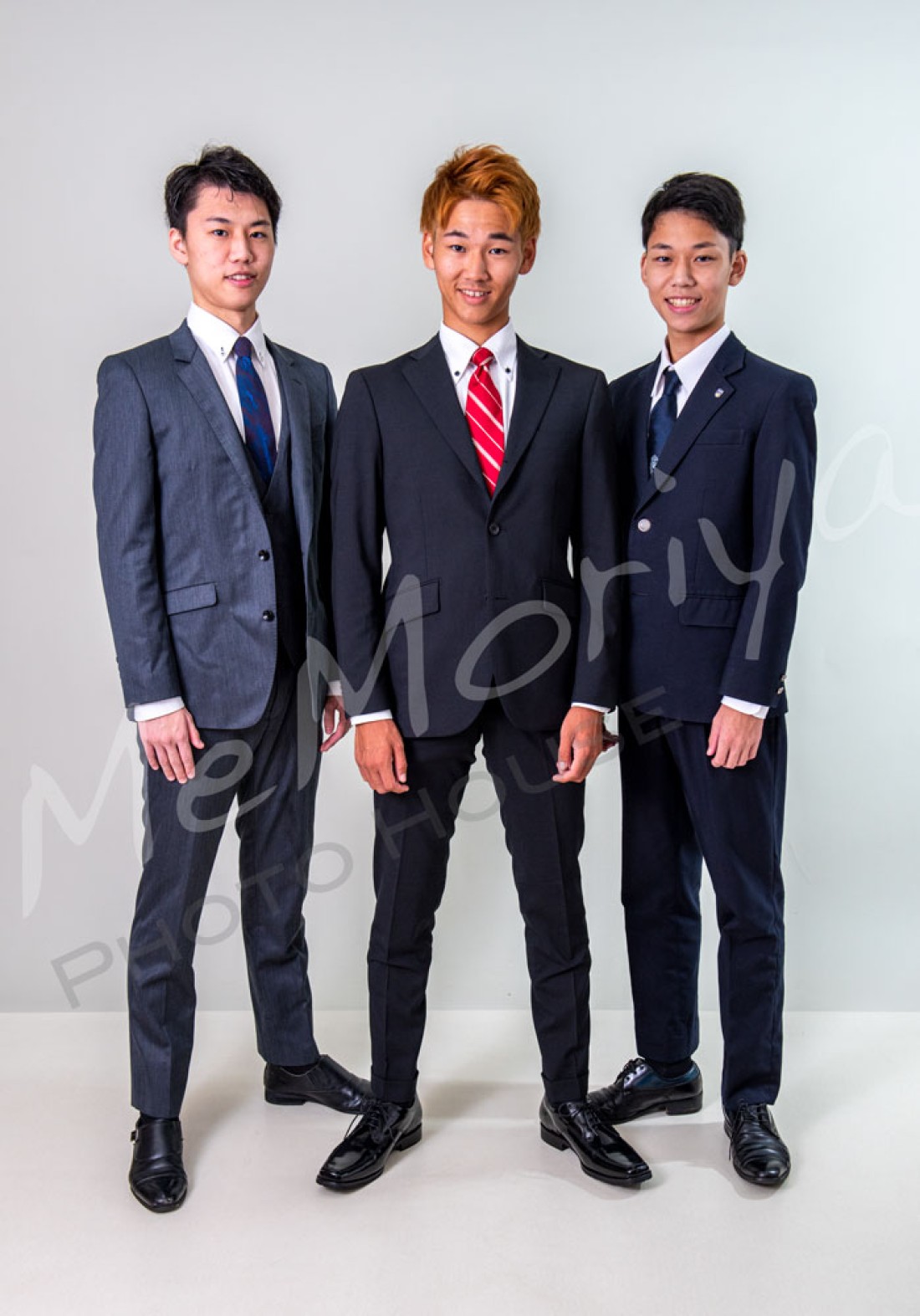 ３人兄弟の次男さんの成人式前撮りの目的で、5人家族が来店されました。大学生と高校生の３人兄弟は、幼少から劇団にて活動した経験をお持ちのためか、表情や体の表現がとても豊かです。ここに掲載できませんでしたが、３名それぞれ様々なポージングを決めてくださるので、私も「イイね！」を連発しながら楽しく撮影させていただきました。笑顔が苦手とおっしゃる会社経営のお父様を、息子３人がイジリまくる姿は、ほほえましく仲の良さが伝わってきました。今回、お母さまから森林公園での撮影もご要望があり、徒歩数分の公園でも撮影しましたが、とても喜んでくださいました。
