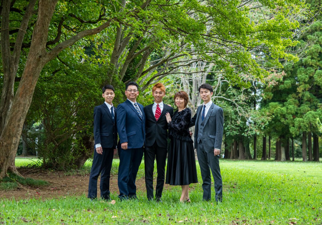 ３人兄弟の次男さんの成人式前撮りの目的で、5人家族が来店されました。大学生と高校生の３人兄弟は、幼少から劇団にて活動した経験をお持ちのためか、表情や体の表現がとても豊かです。ここに掲載できませんでしたが、３名それぞれ様々なポージングを決めてくださるので、私も「イイね！」を連発しながら楽しく撮影させていただきました。笑顔が苦手とおっしゃる会社経営のお父様を、息子３人がイジリまくる姿は、ほほえましく仲の良さが伝わってきました。今回、お母さまから森林公園での撮影もご要望があり、徒歩数分の公園でも撮影しましたが、とても喜んでくださいました。