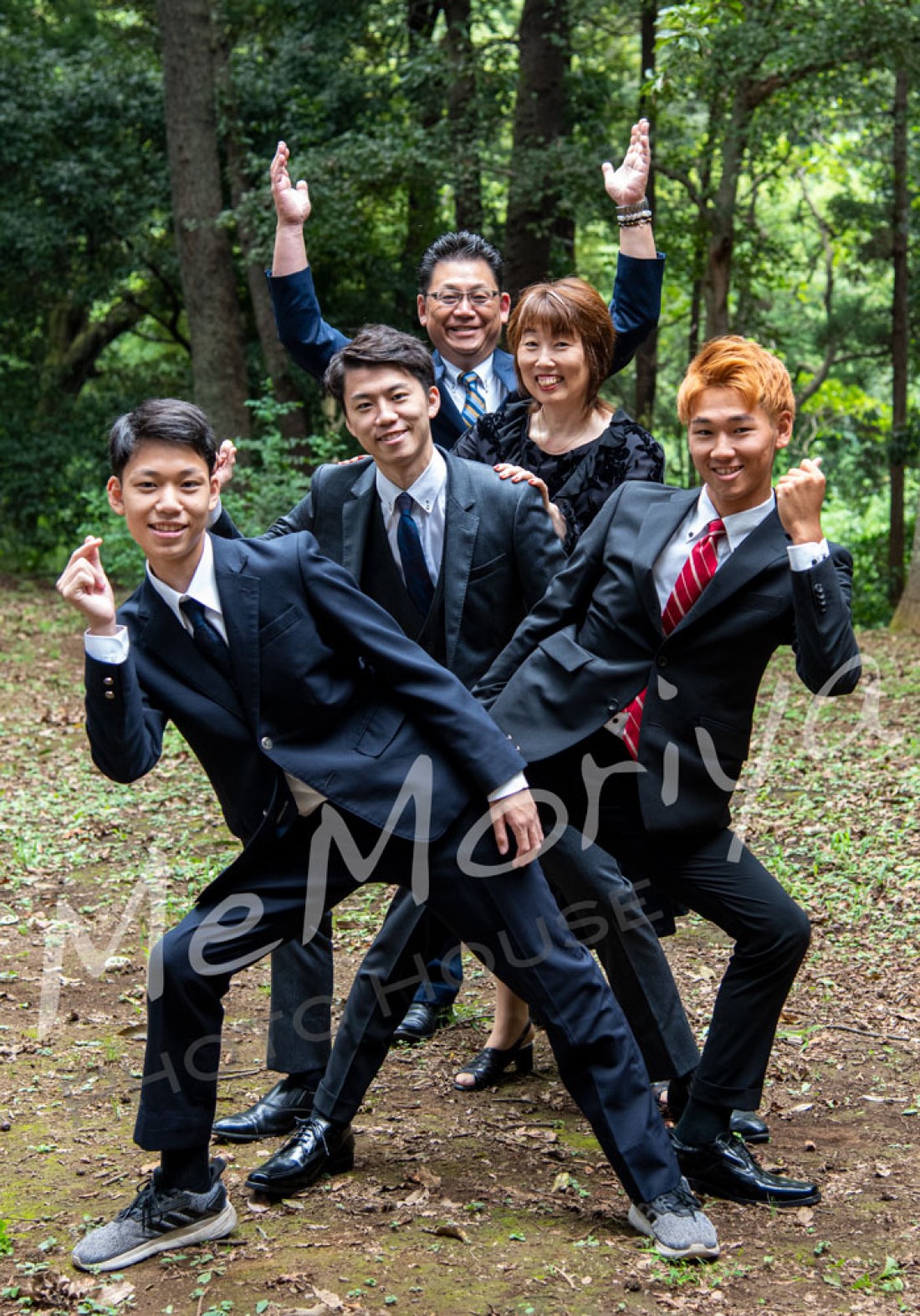 ３人兄弟の次男さんの成人式前撮りの目的で、5人家族が来店されました。大学生と高校生の３人兄弟は、幼少から劇団にて活動した経験をお持ちのためか、表情や体の表現がとても豊かです。ここに掲載できませんでしたが、３名それぞれ様々なポージングを決めてくださるので、私も「イイね！」を連発しながら楽しく撮影させていただきました。笑顔が苦手とおっしゃる会社経営のお父様を、息子３人がイジリまくる姿は、ほほえましく仲の良さが伝わってきました。今回、お母さまから森林公園での撮影もご要望があり、徒歩数分の公園でも撮影しましたが、とても喜んでくださいました。