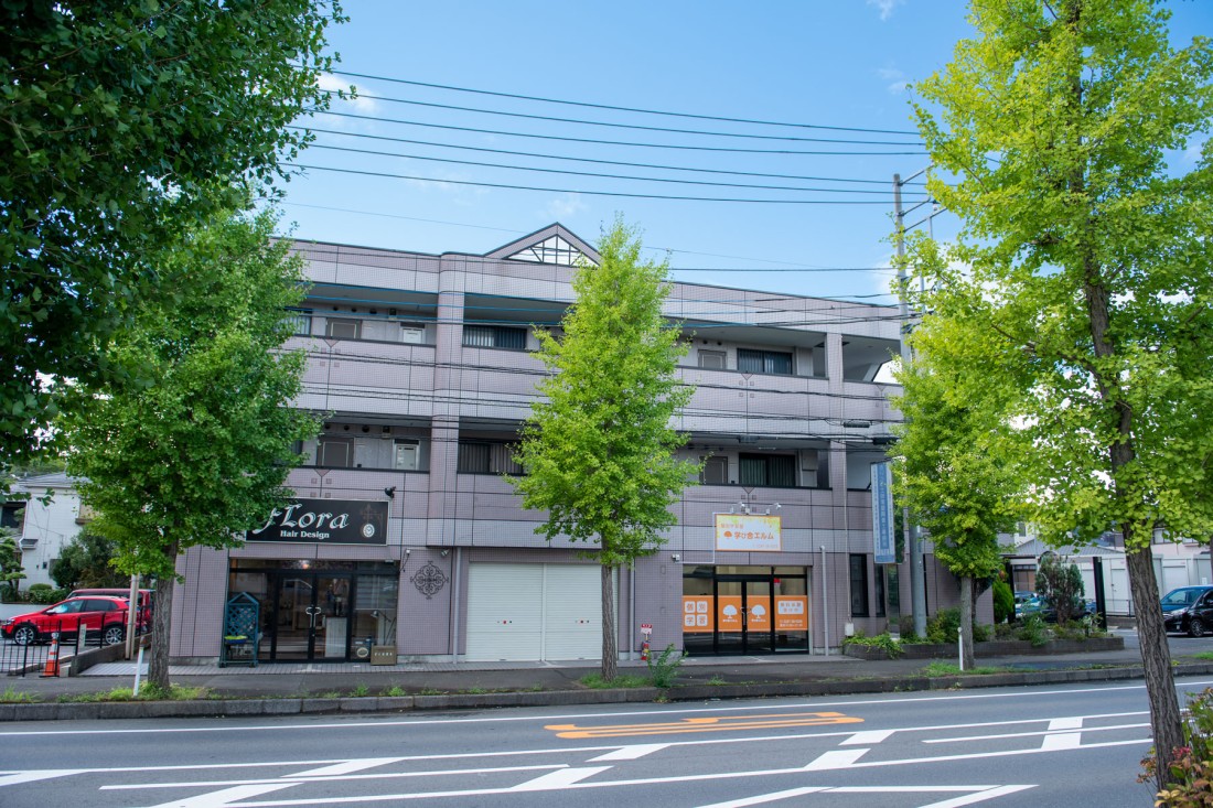 個別学習塾「学び舎エルム」の店舗写真を撮影させていただきました。2020年9月にオープンされます。もともとメモリヤにご家族写真の撮影にこられたご縁で、お声をかけていただきました。代表の岩間様は北大農学部大学院卒のすごく優しい理系男子で、子供たちの人気先生になること請け合いです。守谷ふれあい道路添いの教室でオレンジの看板が目立ちます。影ながらご成功を祈念しております。個別学習塾「学び舎エルム」　茨城県守谷市本町730-3